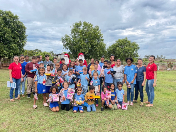 A Prefeitura Municipal esteve distribuindo doces e brinquedos nos distritos de Santa Terezinha do Rio Ferro, Entre Rios e comunidade Sinopão