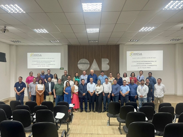 Autoridades Municipais participam de reunião com vários prefeitos e representantes de órgãos do Estado de Mato Grosso