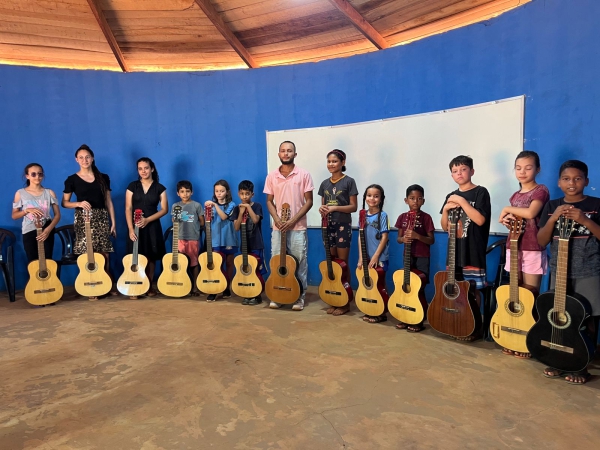 Departamento de Cultura impulsiona o projeto de aulas de violão e fanfarra no distrito Entre Rios e Santa Terezinha do Rio Ferro
