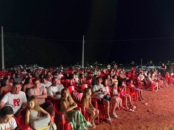 Cinema de Rua re&uacute;ne grande p&uacute;blico e proporciona noite de lazer em Nova Ubirat&atilde;