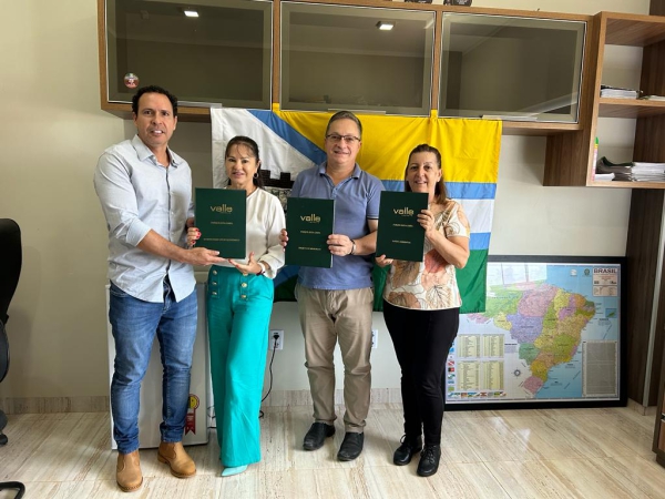 Prefeito se reúne com empresários da Valle Imóveis para protocolar documentos acerca da Regularização Fundiária do distrito Parque Água Limpa   