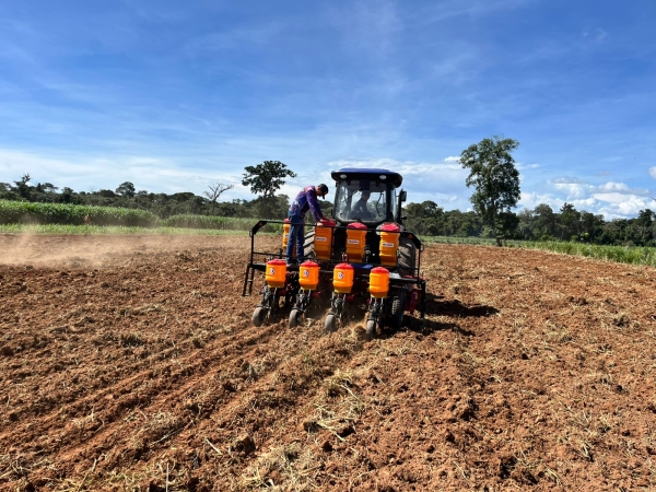 Secretaria Municipal de Agricultura realiza plantio de milho com apoio de maquin&aacute;rios adquiridos por meio de recursos estaduais