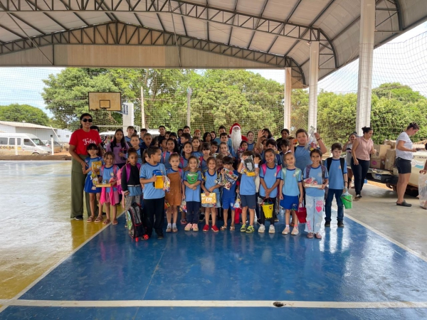 Secretaria de Assistência Social realizou a entrega de doces e brinquedos no distrito de Novo Mato Grosso e Santo Antônio do Rio Bonito