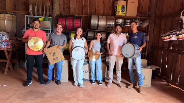 Prefeitura Municipal de Nova Ubirat&atilde; realiza entrega de instrumentos de fanfarra no Distrito de Entre Rios
