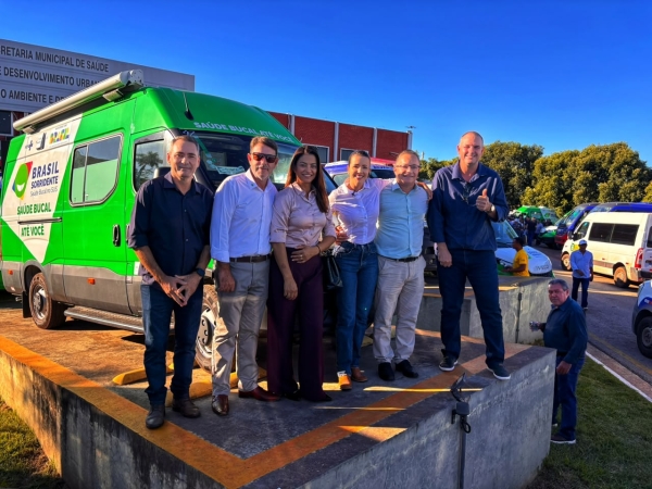 Nova Ubirat&atilde; &eacute; contemplada com equipamentos agr&iacute;colas e uma unidade odontol&oacute;gica m&oacute;vel durante agenda oficial em V&aacute;rzea Grande