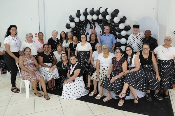 Grupo do Servi&ccedil;o de Conviv&ecirc;ncia e Fortalecimento de V&iacute;nculos de Nova Ubirat&atilde; participa do 4&ordm; Encontro da Melhor Idade em Feliz Natal