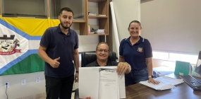 Prefeito Municipal e equipe assinam homologação do Concurso Público que acontecerá em Nova Ubiratã