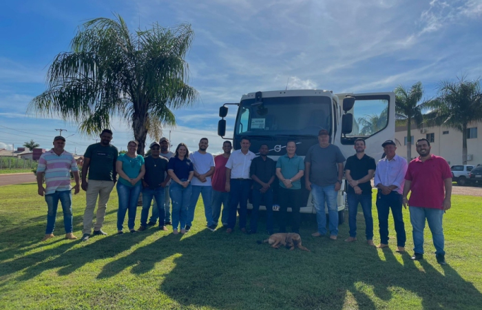 Prefeitura Municipal de Nova Ubiratã realiza entrega de um caminhão caçamba para a Secretaria de Obras e Infraestrutura 