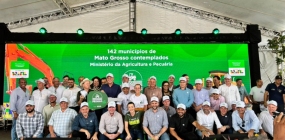 Nova Ubiratã é contemplada com máquinas do Programa PROMAQ durante cerimônia em Cuiabá